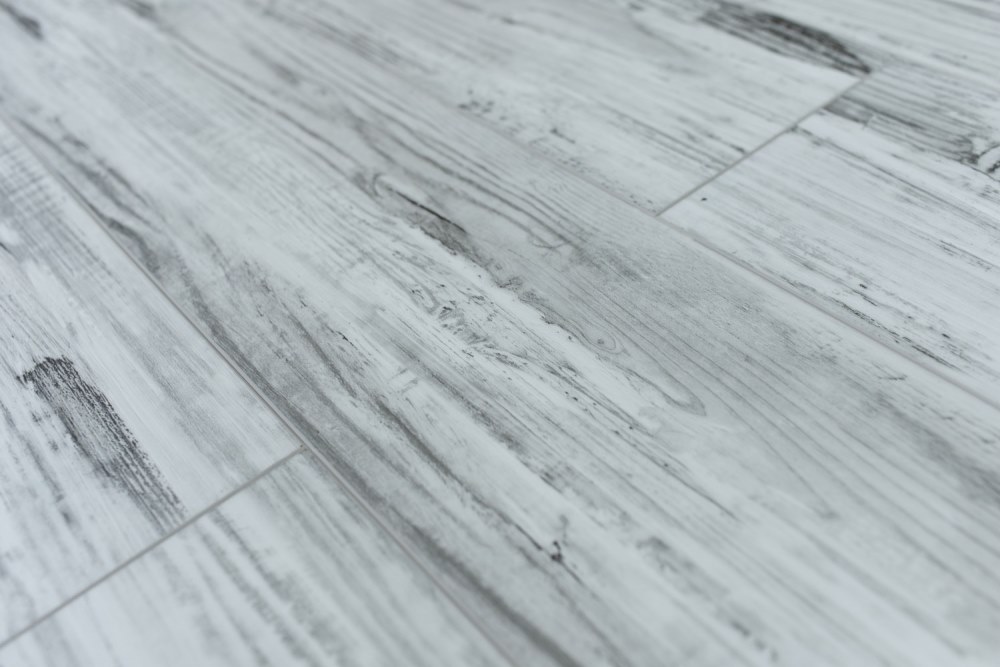 Замковая ПВХ плитка "Art Tile" Берёза Божоле (1220*152*5 мм) — купить в Белгороде