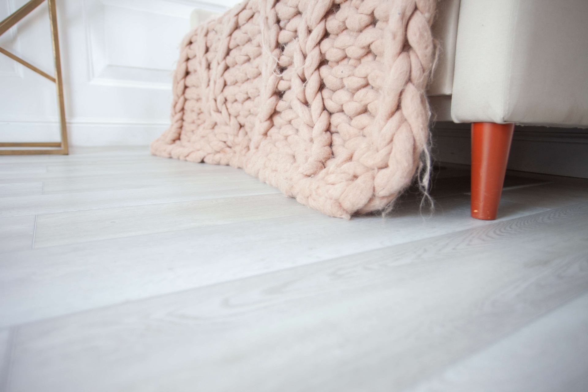 Усовершенствованная кварц-виниловая плитка «Damy Floor» Дуб Зимний (1227*187*2,5 мм) — купить в Белгороде