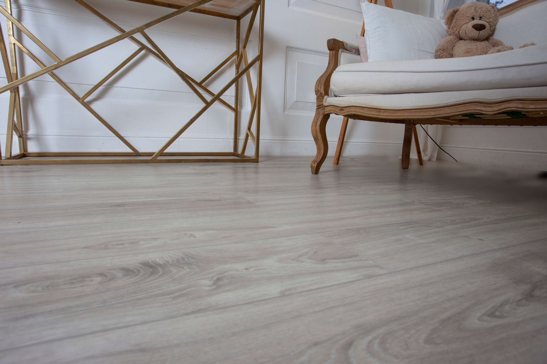 Усовершенствованная кварц-виниловая плитка «Damy Floor» Дуб Белый (1227*187*2,5 мм) — купить в Белгороде