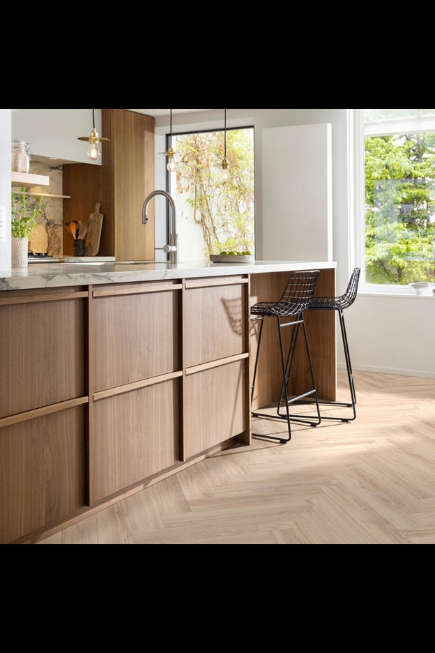 Замковая ПВХ плитка Blackjack Oak 22210 (630*126*6 мм) — купить в Белгороде